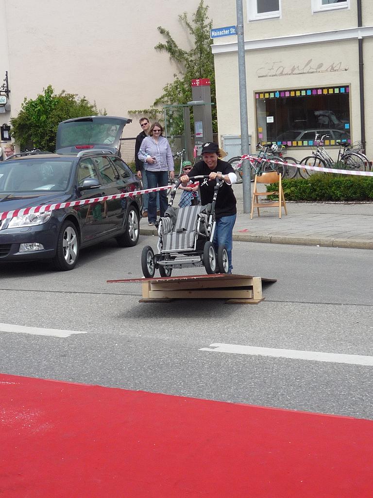 Kinderwagen-Rallye vor der Volvo A.U.F. Showbühne