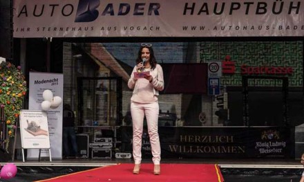 Charisma, Humor und „die Stimme der Modenacht“